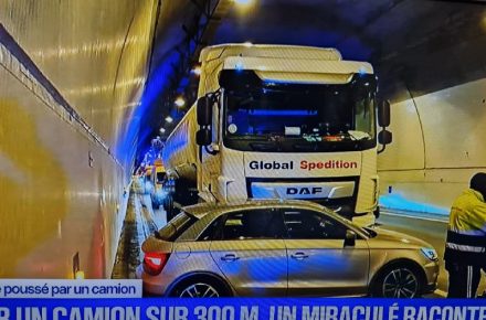 Франция: из-за слепой зоны водитель на Audi попал под грузовик