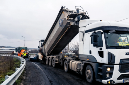 Возле Черновцов продолжается ремонт дороги М-19
