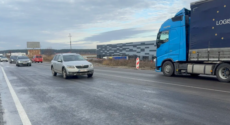 Открыто движение транспорта четырьмя полосами на путепроводе в Зимней Воде