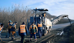 Продолжается ремонт прифронтовых дорог в Харьковской области