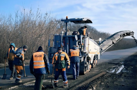 Продолжается ремонт прифронтовых дорог в Харьковской области