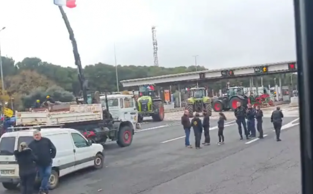 Протесты французских фермеров парализовали движение грузовиков на юго-западе страны