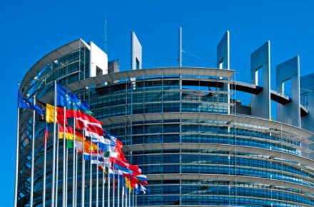 Профсоюзы и депутаты ЕС собрались у Европарламента для поддержки Директивы о субподряде и трудовых посредниках