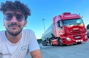 Італійський водій вантажівки розповів про проблеми на дорогах країни