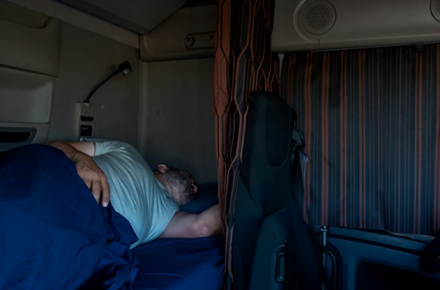 Нидерланды: в Влаардингене большинство штрафов за незаконную ночевку выписывают водителям грузовиков, прировняв их к безомным