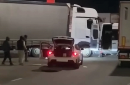 Испания: водитель грузовика протаранил воров на заправке