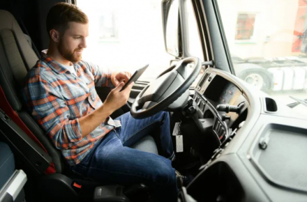 Германия: отвлечение внимания за рулем остается массовым нарушением, эксперты требуют ужесточения мер