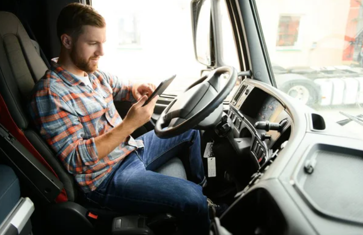 Германия: отвлечение внимания за рулем остается массовым нарушением, эксперты требуют ужесточения мер