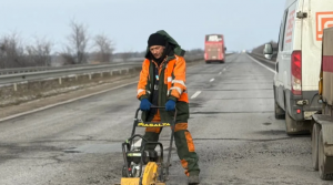 Специалисты ликвидируют ямы на дорогах госзначения