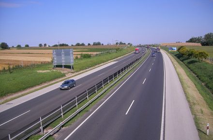 Венгрия: на трассе М1 фуры вынуждены останавливаться на аварийной полосе из-за нехватки парковок