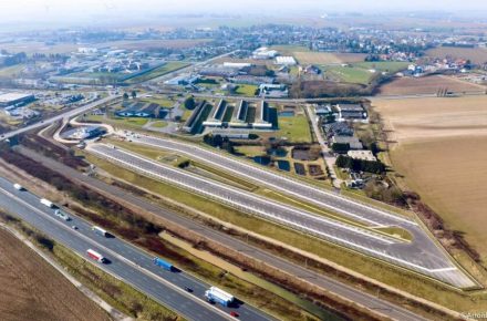 Франція: відкрита сучасна парковка для вантажівок Bapaume Truck House A1