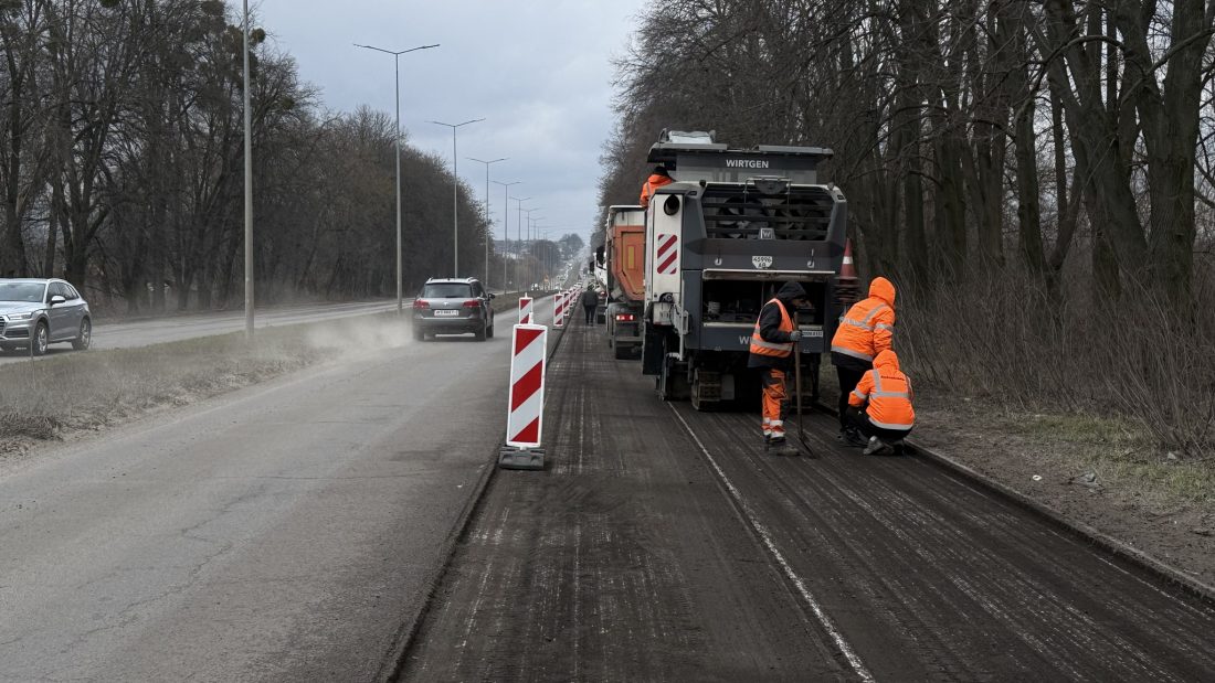 Протягом доби фахівці усунули 90 тис. кв. м пошкоджень на дорогах
