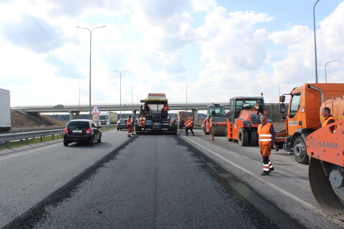 З початку року ліквідовано 2,1 млн кв м пошкоджень на дорогах