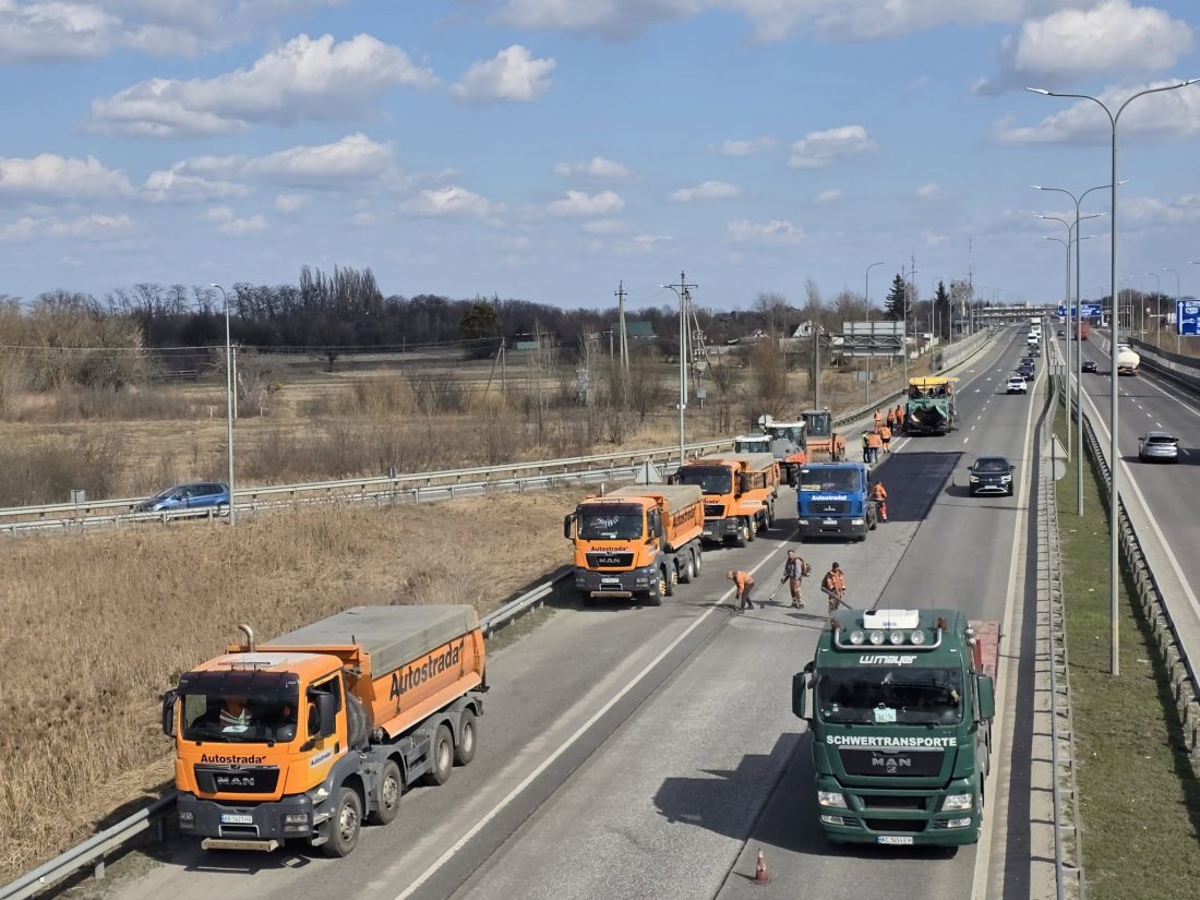 Понад 1500 фахівців ремонтують дороги у всіх регіонах України