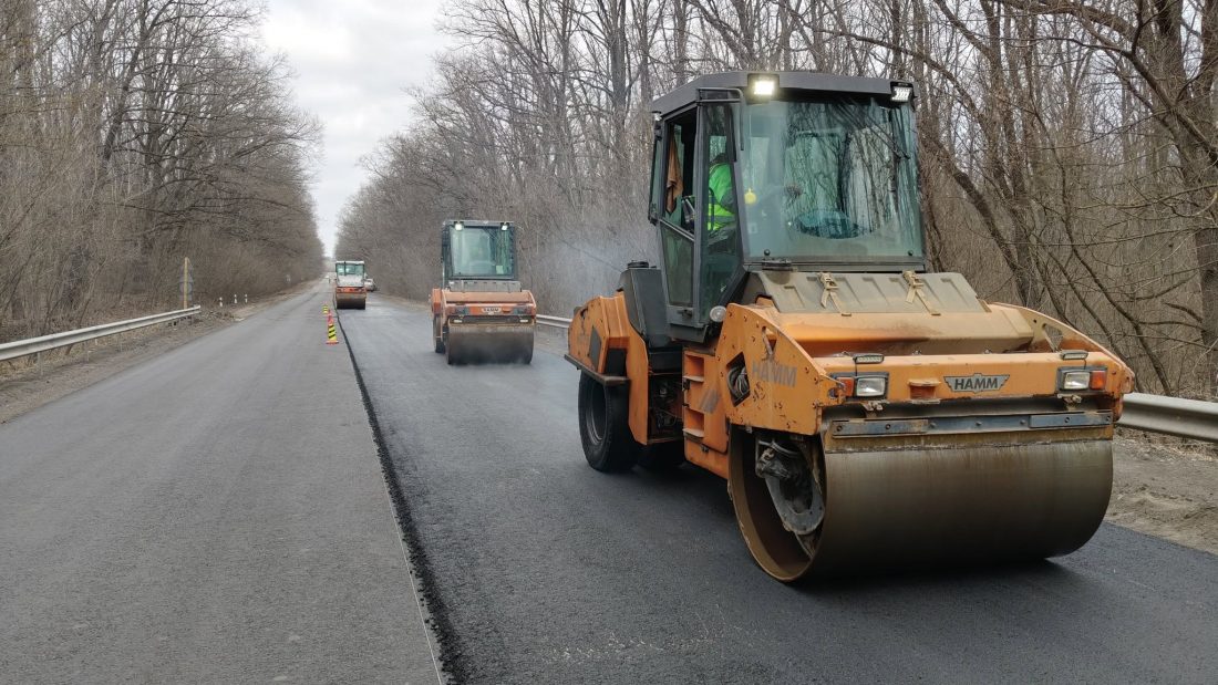 Спеціалісти відновили ще 89 тис. кв. м дорожнього покриття