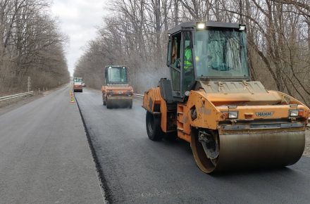 Спеціалісти відновили ще 89 тис. кв. м дорожнього покриття