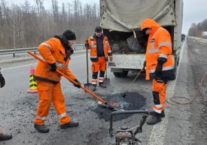 Продолжается ликвидация ям на дорогах госзначения