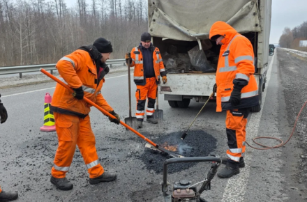 Продолжается ликвидация ям на дорогах госзначения