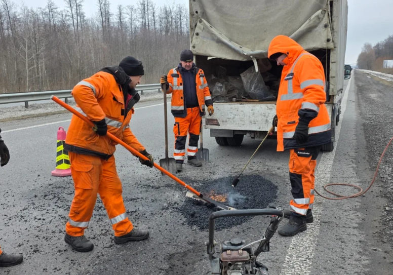 Продолжается ликвидация ям на дорогах госзначения