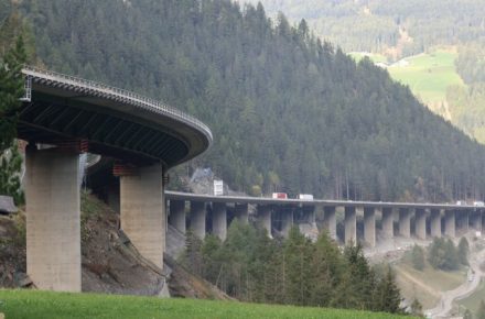 Австрия: ограничения движения грузовиков на A13 у моста Люг