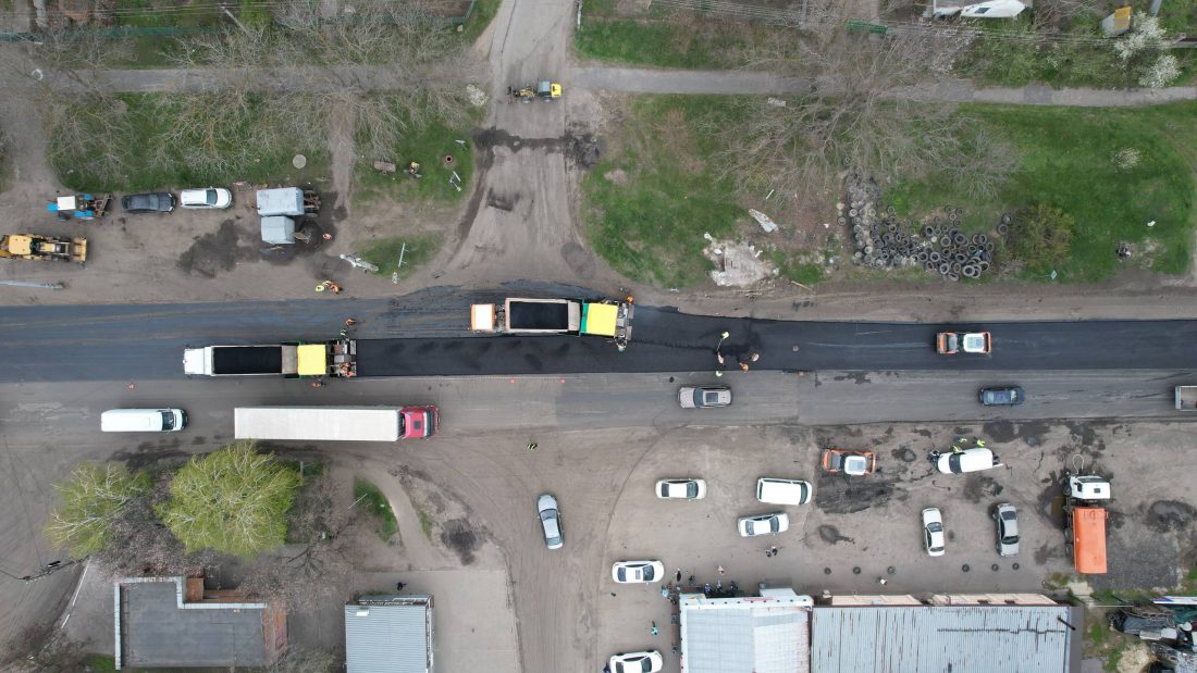 Більше 1800 фахівців відновлюють дороги в регіонах України