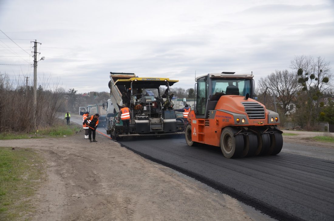 Поточні ремонтні роботи на дорогах: за добу усунуто 176 тис. м² пошкоджень дорожнього покриття