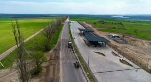 На автодорозі М-15 будують стоянку для вантажного транспорту