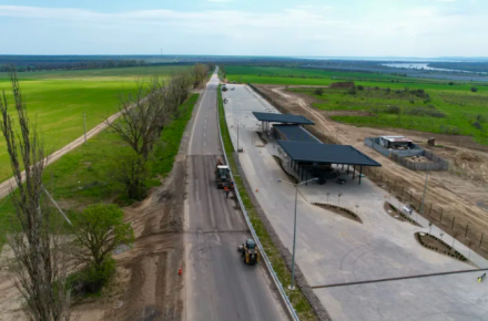 На автодороге М - 15 строят стоянку для грузового транспорта