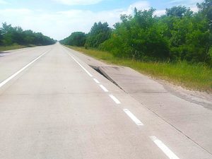 Через аномальну спеку на трасі М-07 деформується дорожнє покриття