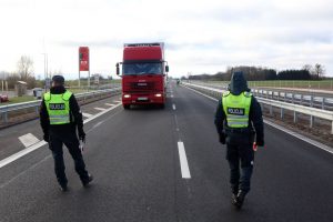 В Литве возобновляют весовой контроль грузовиков возле Клайпеды из-за массового превышения нагрузки