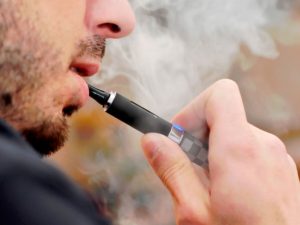 Германия: суд приравнял электронную сигарету к отвлекающему устройству
