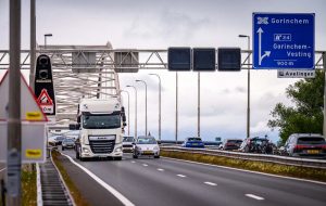 Нідерланди: стягнення штрафів з вантажних автомобілів на мосту Мерведе планується ввести протягом 14 днів