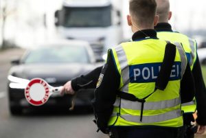 Єврокомісар закликає скасувати німецький прикордонний контроль