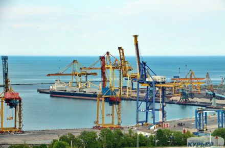Минразвития опровергло сообщения о прекращении работы порта Черноморск