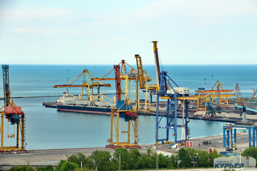 Міністерство інфраструктури спростувало повідомлення про припинення роботи порту Чорноморськ