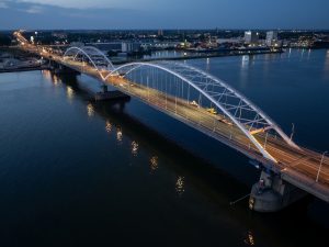 Нідерланди: на закритому мосту Мерведе штрафують тільки нідерландських перевізників