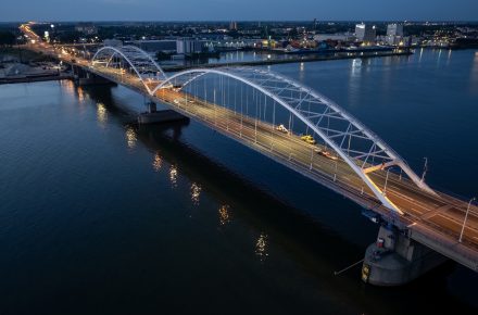 Нидерланды: на закрытом мосту Мерведе штрафуют только нидерландских перевозчиков