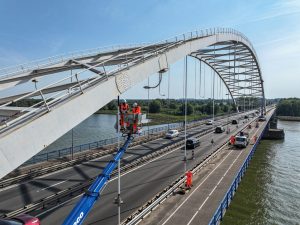 Нідерланди: міст Мерведе закритий для вантажівок