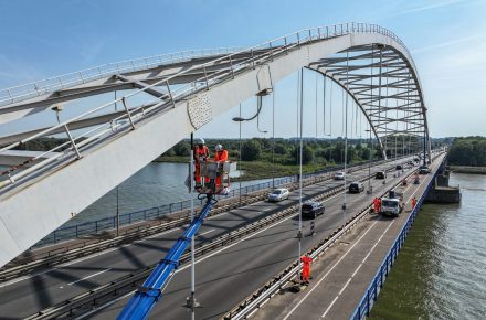 Нидерланды: мост Мерведе закрыт для грузовиков