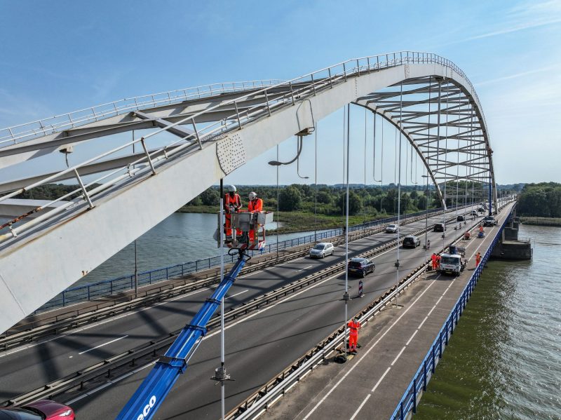 Нидерланды: мост Мерведе закрыт для грузовиков