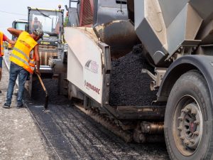 Фахівці оновлюють кільцеве перехрестя у Чернівецькій області