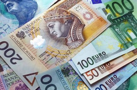 Польша планирует повысить минимальную зарплату до 4950 злотых в 2027 году
