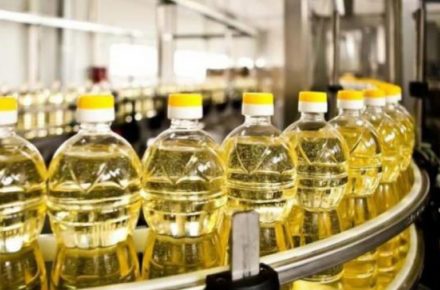 Из-за проблем с морским экспортом Украина вывозит вдвое меньше подсолнечного масла