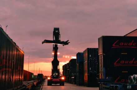 Польша может увеличить транзит украинского зерна в десять раз, но отрасль ждет изменений на границе
