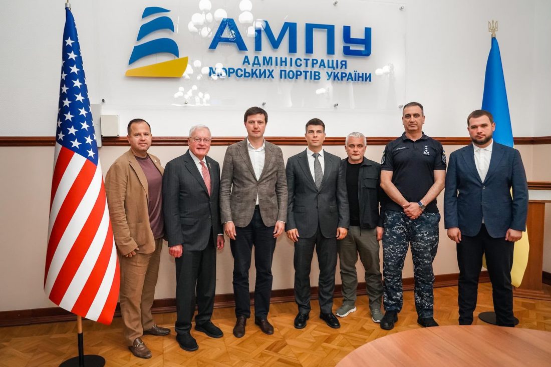 Кіт Келлог прибув до України і відвідав Одеський морський торговельний порт