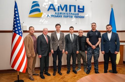 Кіт Келлог прибув до України і відвідав Одеський морський торговельний порт