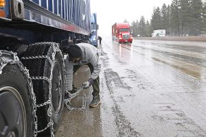 Литва: Мінтранс пропонує обов'язати вантажівки та автобуси носити ланцюги проти ковзання взимку, перевізники проти