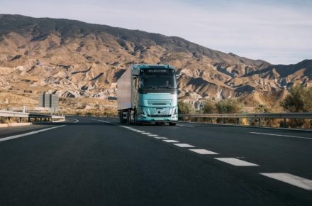 Volvo запустила серійне виробництво електровантажівок з запасом ходу до 700 км