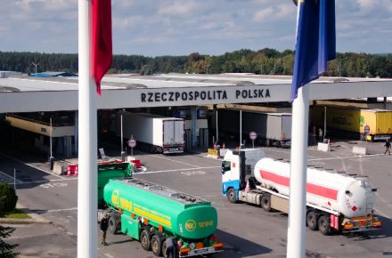 У Польщі введуть обов'язкове платне бронювання для вантажівок, що їдуть в Україну, РБ і РФ