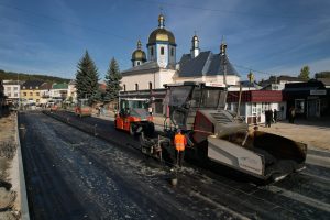 На трасі М-19 у Теребовлі почали кладення асфальту на під'їздах до мосту